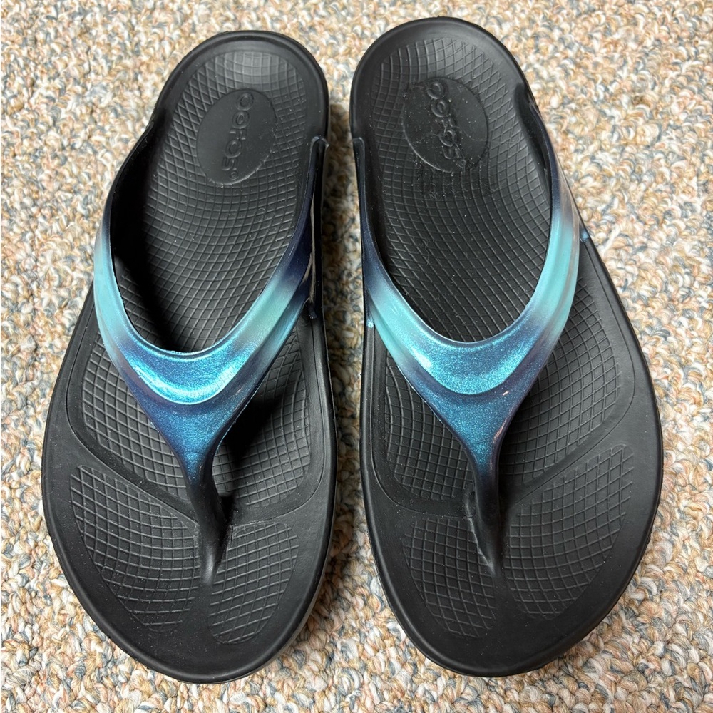 OOFOS Women's Black and Blue Sandals